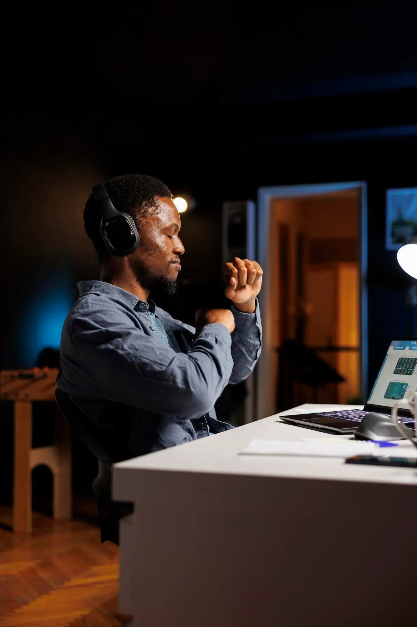 A un miembro del personal le encanta trabajar desde casa escuchando canciones.